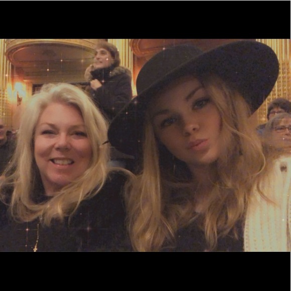 Meet your Posher, Noelle - Picture 5 of 7